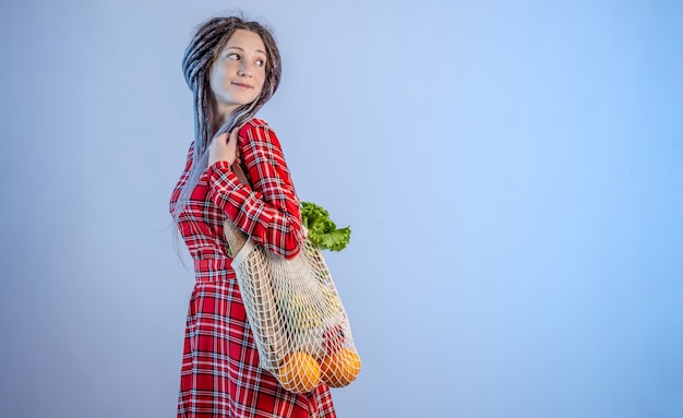 Photo woman carrying items in a string bag