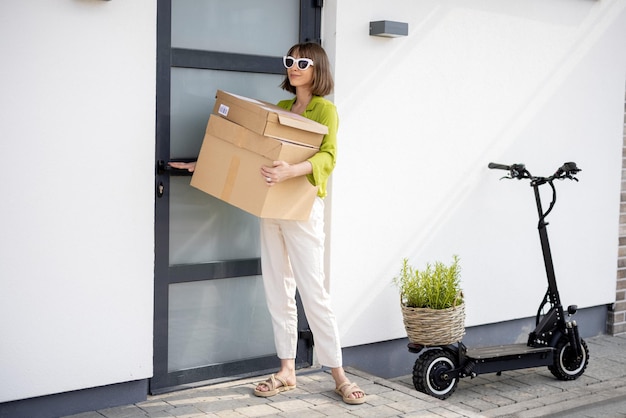 家に帰りながら荷物を運ぶ女性