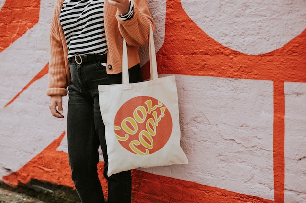 Photo woman carrying reusable canvas tote bag