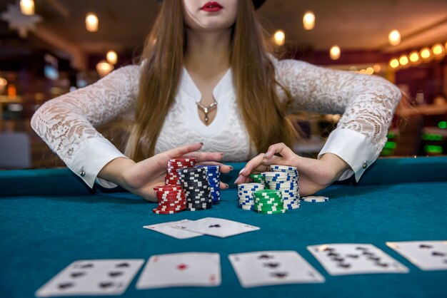 Donna al casinò che fa scommesse con tutte le fiches