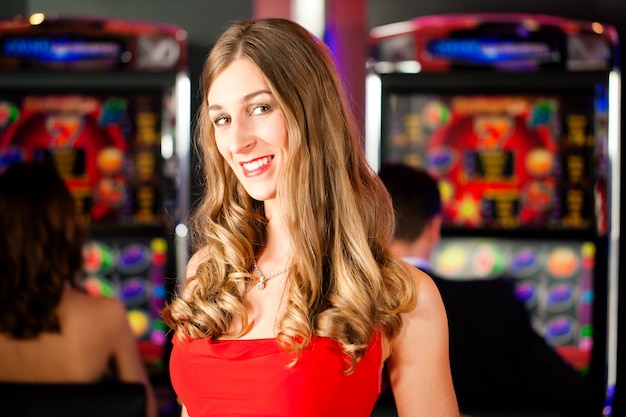 Donna nel casinò su slot machine