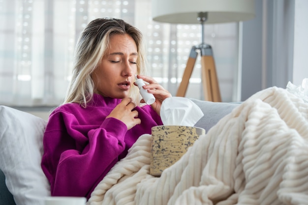 女性が風邪をひき、インフルエンザが組織にくしゃみをしました。