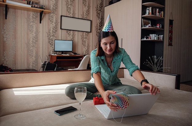 Donna che festeggia il compleanno online in tempo di quarantena