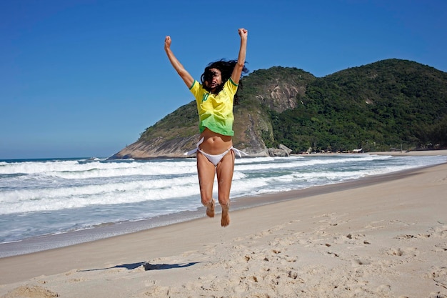 サッカーブラジルでゴールを祝う女性