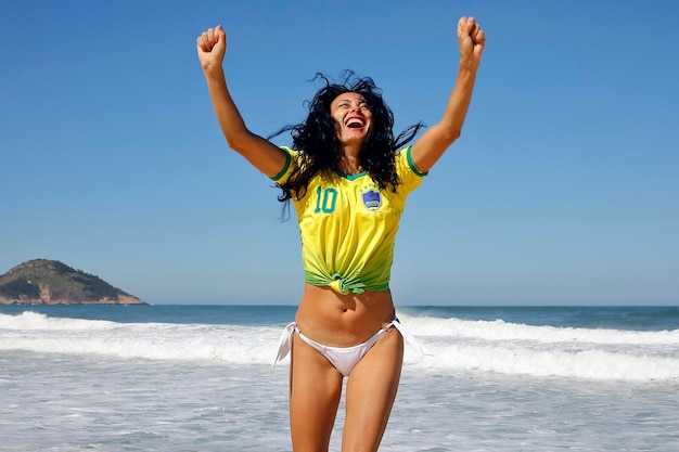 サッカーブラジルでゴールを祝う女性