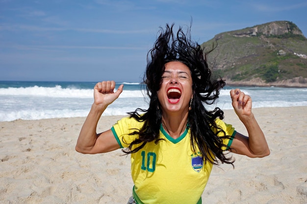 サッカーブラジルでゴールを祝う女性