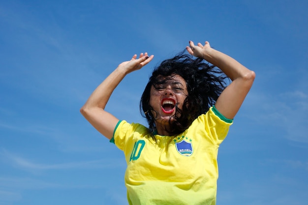 サッカーブラジルでゴールを祝う女性