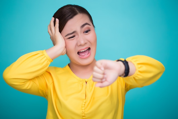 La donna controlla l'orologio che è in ritardo