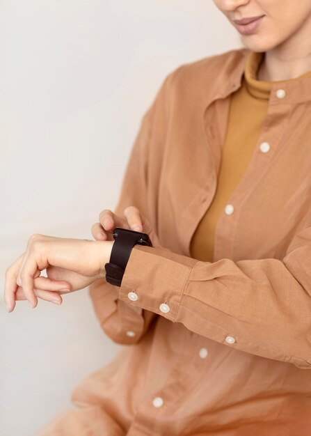 Photo woman checking her smart watch front view