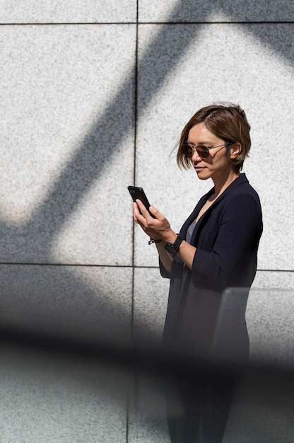 Photo woman checking smartphone medium shot