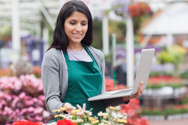 Donna che controlla gli stock nel garden center