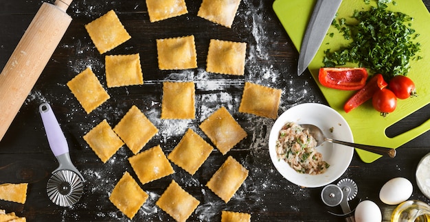 Photo woman chef cooks step by step the traditional ravioli