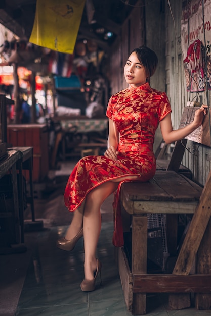 Женщина в платье Cheongsam