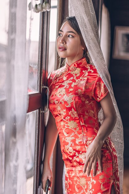 Женщина в платье Cheongsam