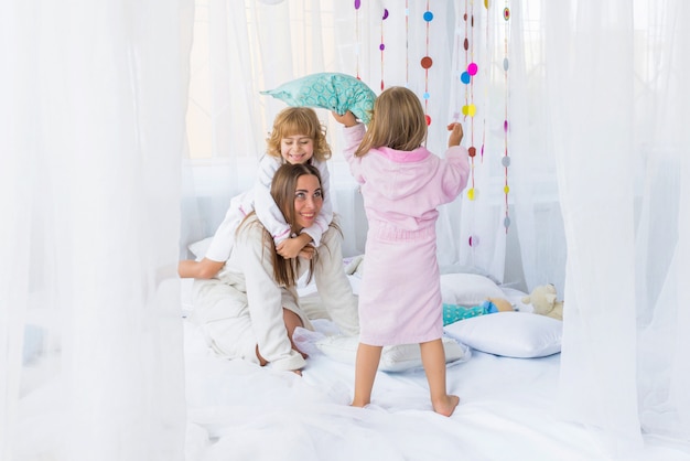 Photo woman and children on bed