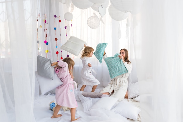 Photo woman and children on bed