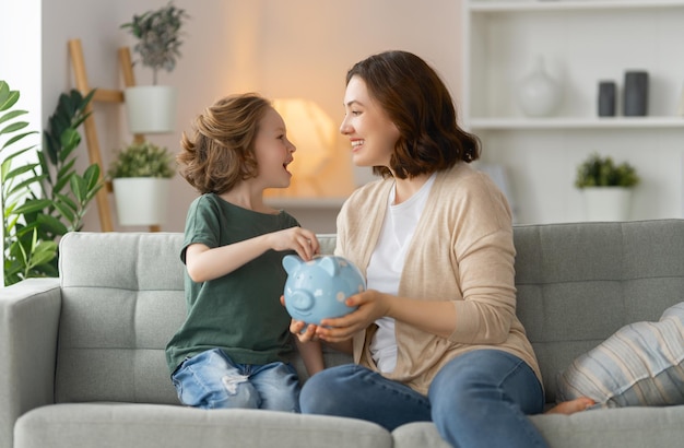 貯金箱を持つ女性と子供たち