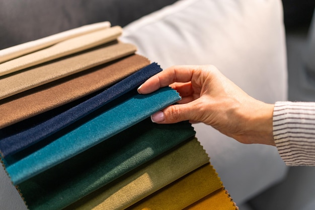 Photo the woman chooses the fabric on the sofa a young women looks at tissue samples