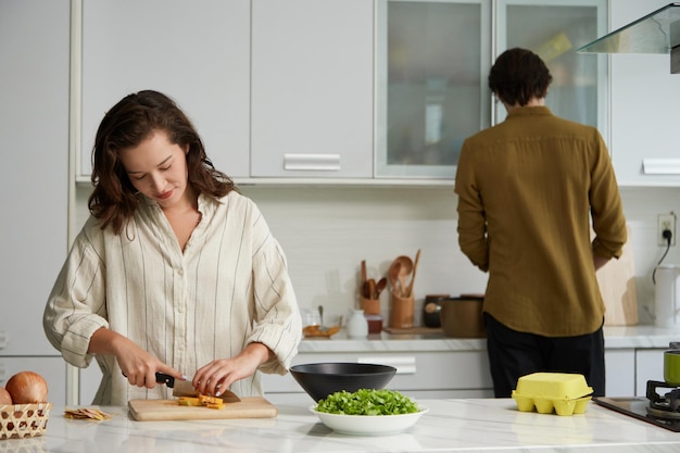 Photo woman chopping pumpkins