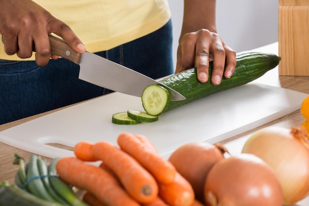 キッチンで野菜を切る女性