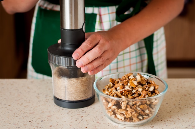 Photo woman chopping walnuts