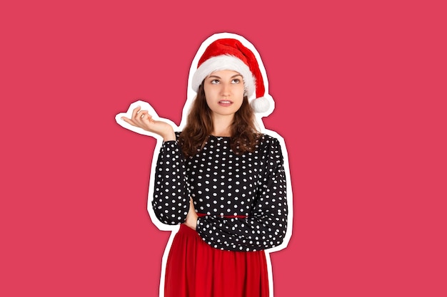 Donna con cappello di natale. felice anno nuovo concetto.