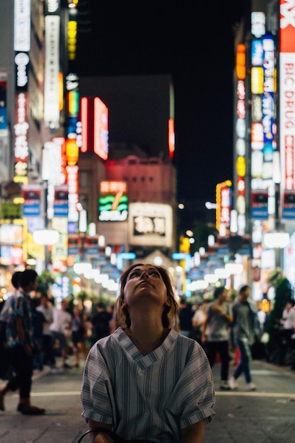 Photo woman in city at night