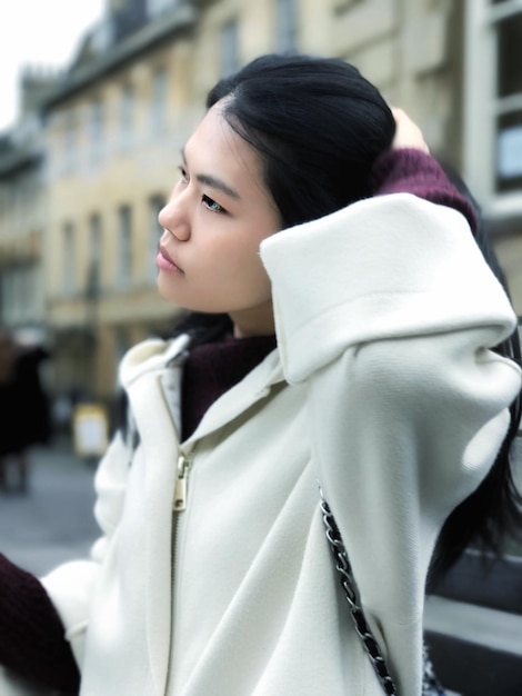 街の通りにいる女性が目をそらしている