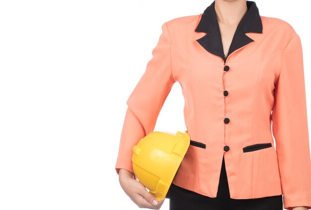 женщина-строитель в оранжевой рубашке держит защитный шлем строительства на белом фоне