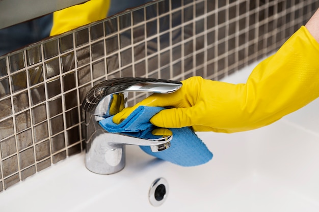 Photo woman cleaning the bathroom sink