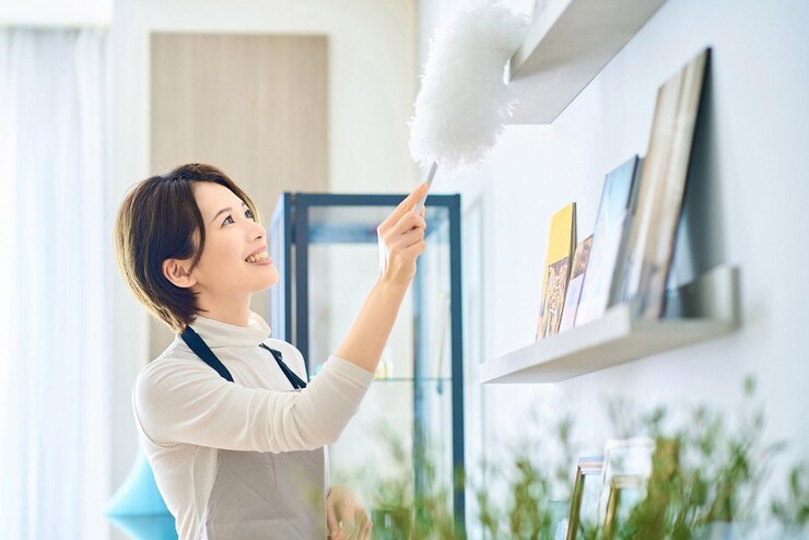 Photo 部屋の隅々から塵を拭く女性