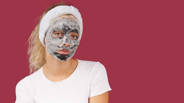 얼굴 피부를 청소하는 여자는 거품 클렌징 폼으로 자신을 즐길 수 있습니다.
