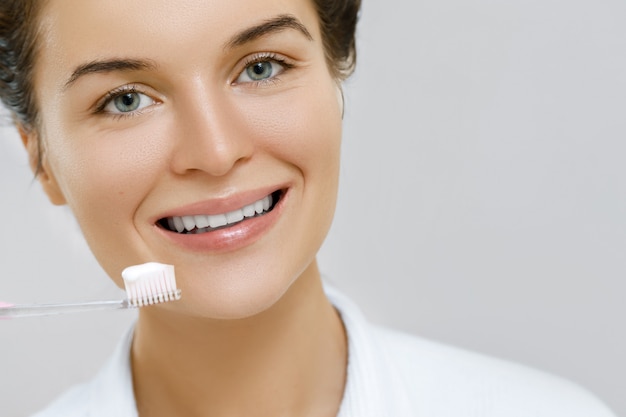 Photo woman cleaning her teeth