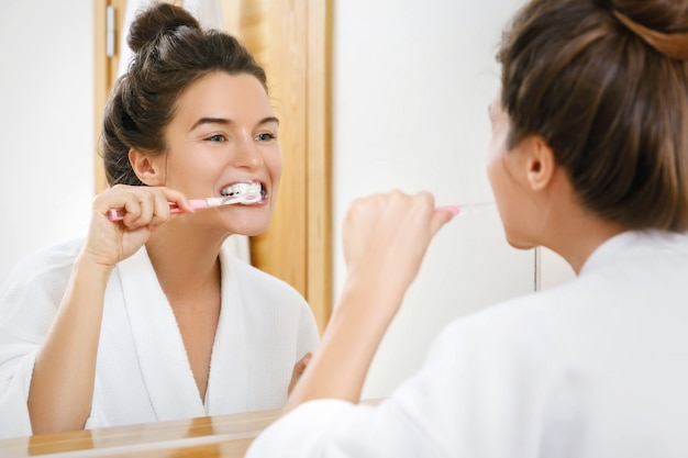 Woman cleaning her teeth