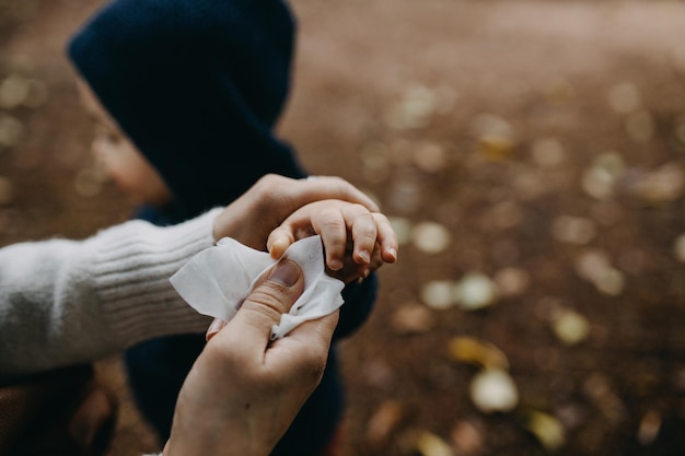 Photo woman cleaning sons hand with cloth