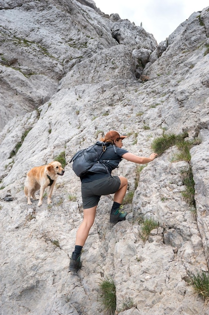 山の犬を登る女性