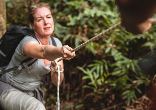 写真 ロープを登る女性