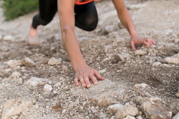 Photo woman climbing with her bare hands