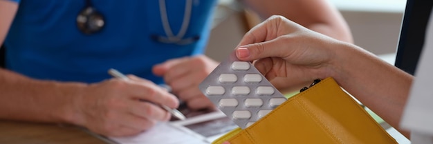 Женщина в клинике берет таблетку из сумки с крупным снимком рецепта лекарств