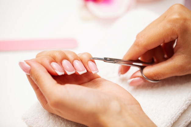 Foto alto vicino della donna di fare manicure sulle mani