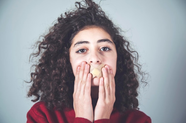 写真 女性は口を閉じて