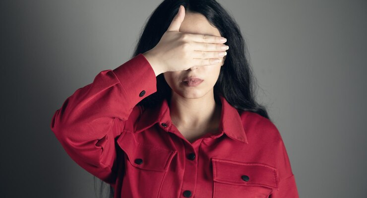 Photo 여자는 그녀의 손으로 눈을 감고