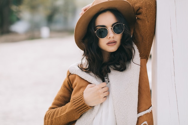 Женщина в пальто и солнцезащитные очки