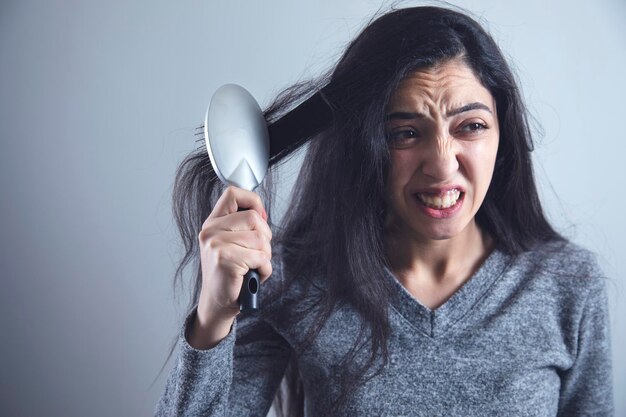 Photo woman combs the hair