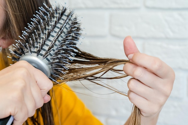 濡れた髪をとかす女性 ヘアブラッシング