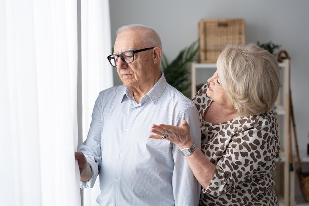 Photo woman comforting elderly man at home