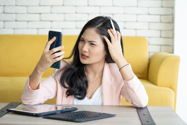 Foto la donna si lamenta e si sente frustrata