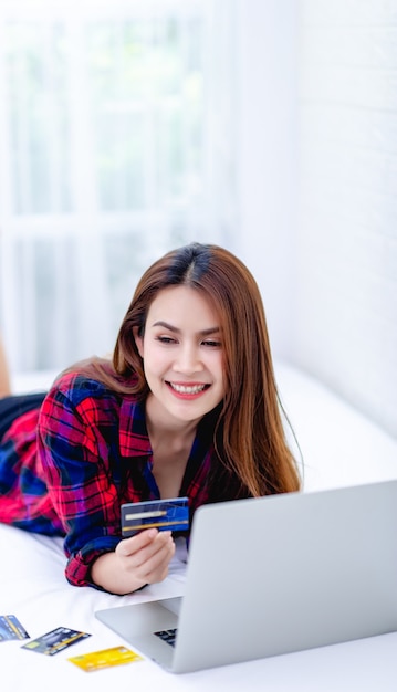 白い部屋にいる女性とコンピューターハッピーワーク在宅勤務のコンセプト