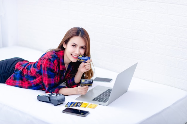 白い部屋にいる女性とコンピューターハッピーワーク在宅勤務のコンセプト