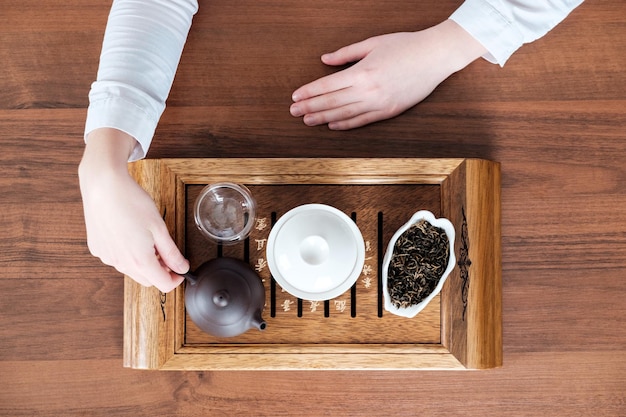 お茶の儀式を主催する女性